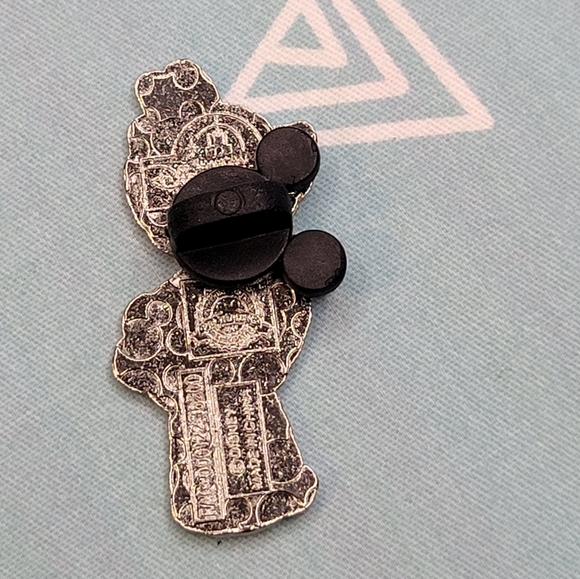 ⭐3 FOR $9, Adorable Shellie May Disney Trading Pin - Picture 2 of 2